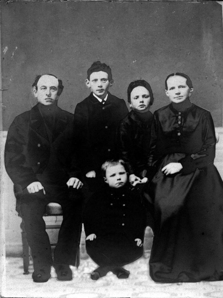 Hans, Valdemar, Thorvald, Ellen Og Christian V. Olsen